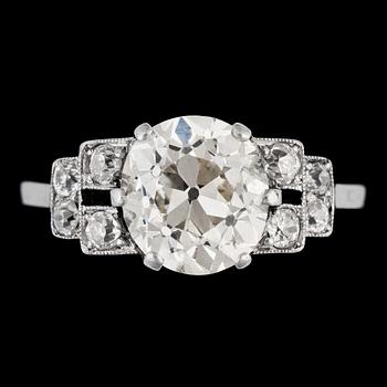 1380. An antigue cut diamond ring, app. 3 cts, smaller diamonds set to the sides, tot. app. 0.30 cts. c. 1925.