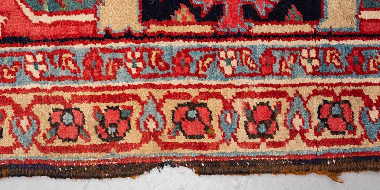 A carpet, semi-antique Heriz, ca 590,5 x 374,5-384,5 cm.