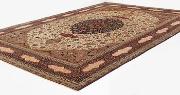 An antique Benlian Tabriz carpet, signed Jabarzade, ca 466 x 323 cm.