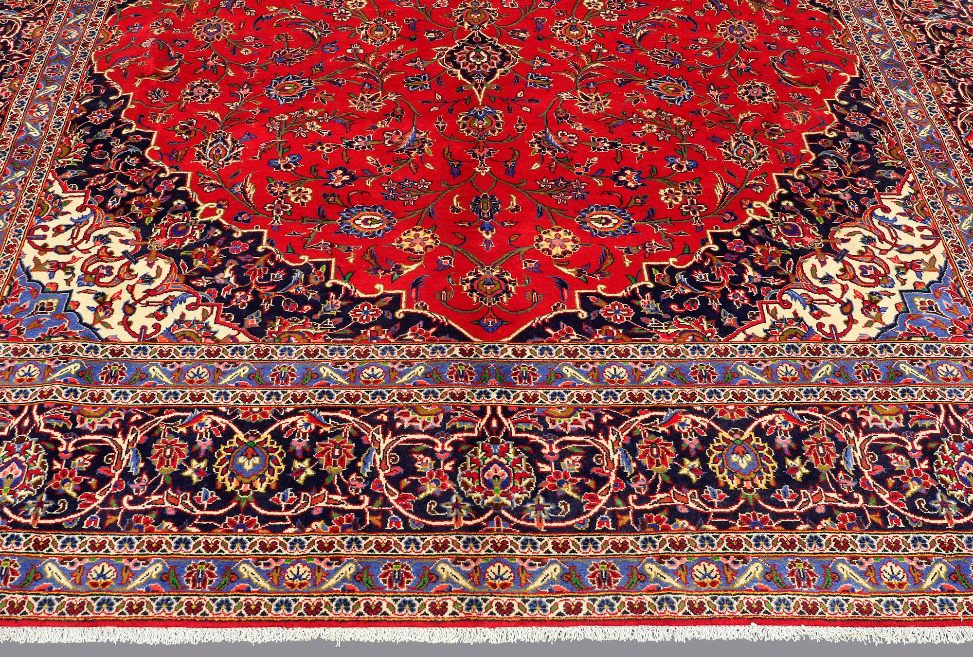 A signed Kashan carpet ca 490 x 289 cm.