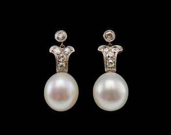 485. A PAIR OF EARRINGS, south sea pearls 13 mm, brilliant cut diamonds c. 1.30 ct. 18K white gold.