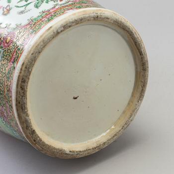 GOLVVAS, porslin. Kina, Kanton, omkring 1900.