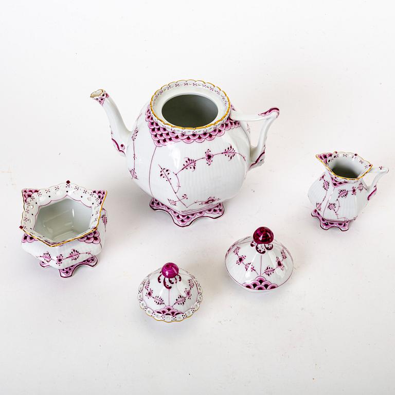 A Musselmalet helblonde red 10 pcs porcelain service Royal Copenhagen 1952.