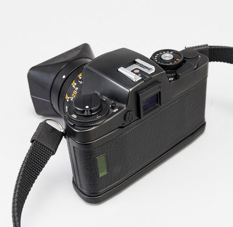 a black body Leica R4 camera with no 1538800, made in 1980. With Elmarit R 1:2,8 28mm.