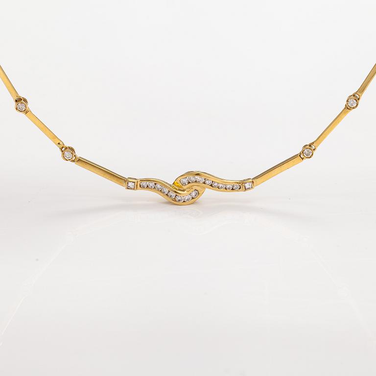 An 18K gold necklace with dimaonds ca. 1.12 ct in total.