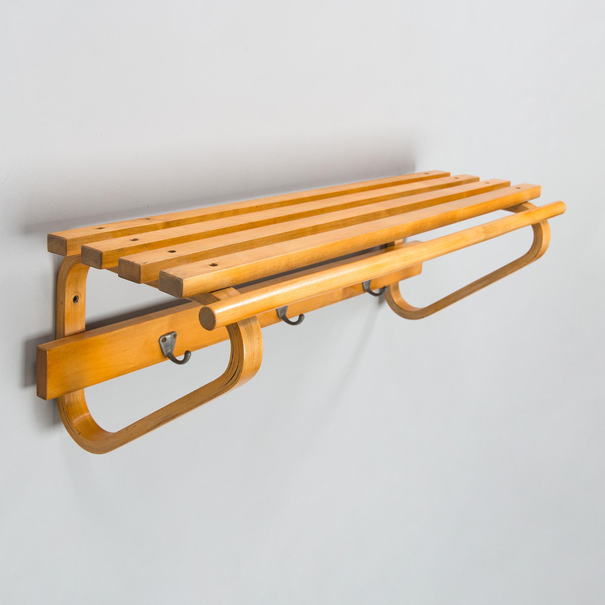 Alvar Aalto, hatthylla/ klädhängare för O.Y. Huonekalu-ja Rakennustyötehdas A.B, 1900-talets mitt.