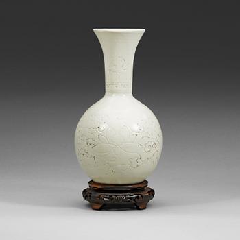 236. A white glazed vase, Qing dynasty (1644-1912).