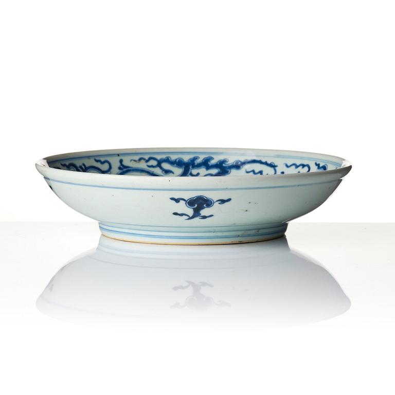 A blue and white dish with stylized dragons, 18th century.