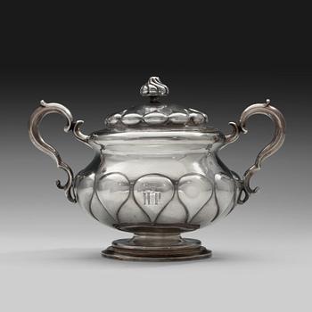 218. SOKERIKKO, hopeaa, Leimattu вл. Tarkastusmestari Viktor Savinsky Moskova 1863. Korkeus 13,5 cm. Paino 368,8 g.