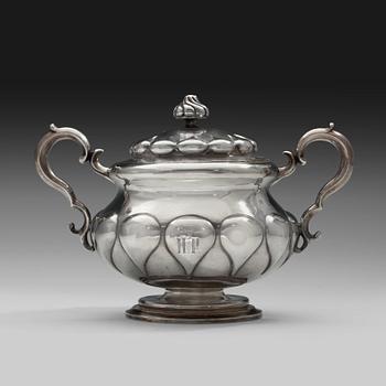 A SUGAR BOWL, 84 silver. Marked вл. Assay master Viktor Savinsky Moscow 1863. Height 13,5 cm. Weight 368,8 g.