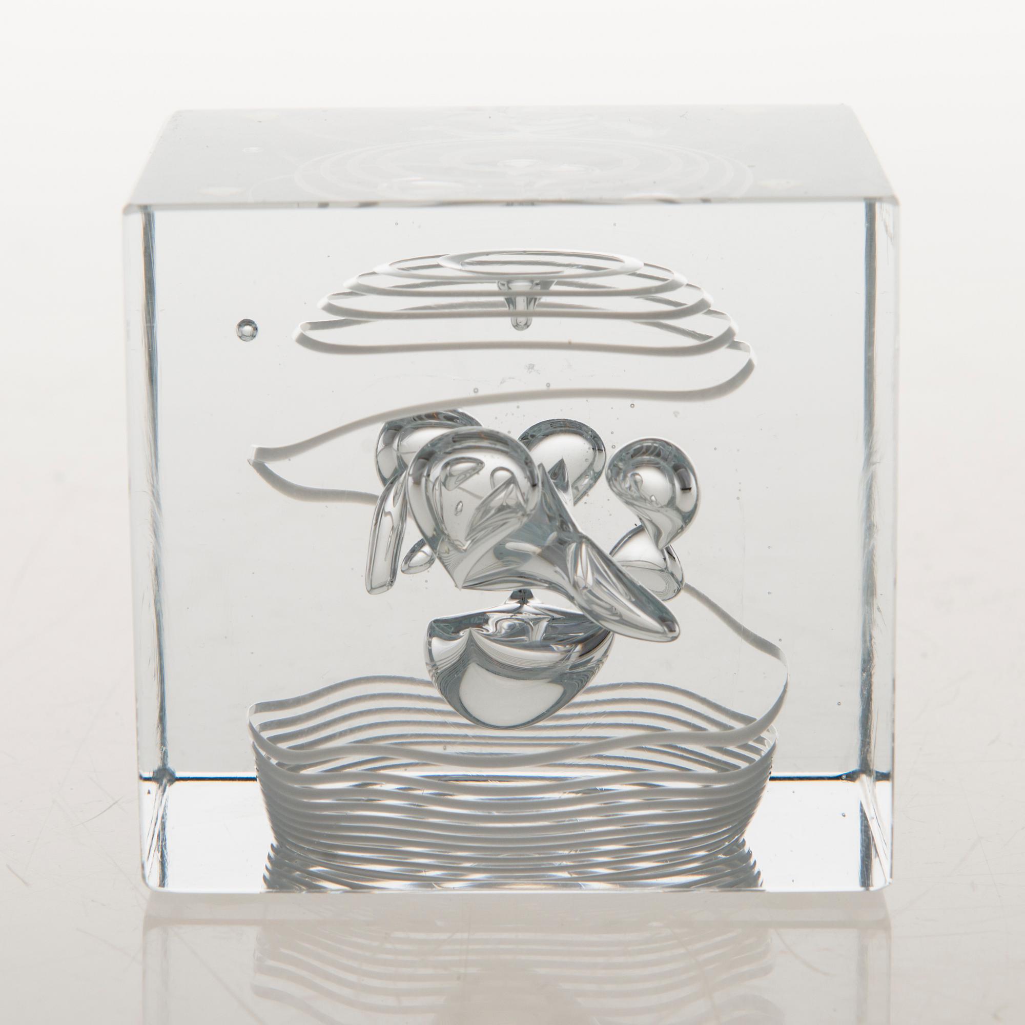 OIVA TOIKKA, A glass year cube signed Oiva Toikka Nuutajärvi 1987 and numbered 50/2000.