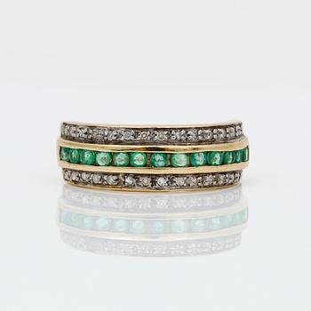RING, 9K guld med åttkanslipade diamanter tot ca 0,20 ct samt rundslipade smaragder. Vikt ca 2,66 g.