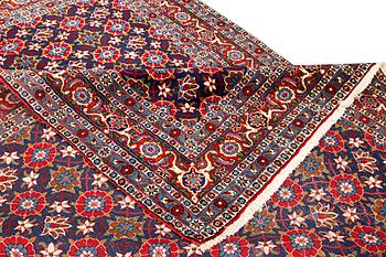 A semi-antique Varamin carpet, a. 339 x 233 cm.