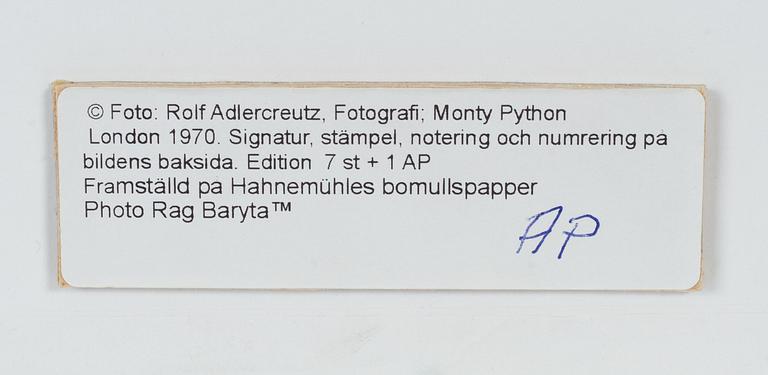 Rolf Adlercreutz, Fotografi Monty Python 1970, signerad a tergo.
