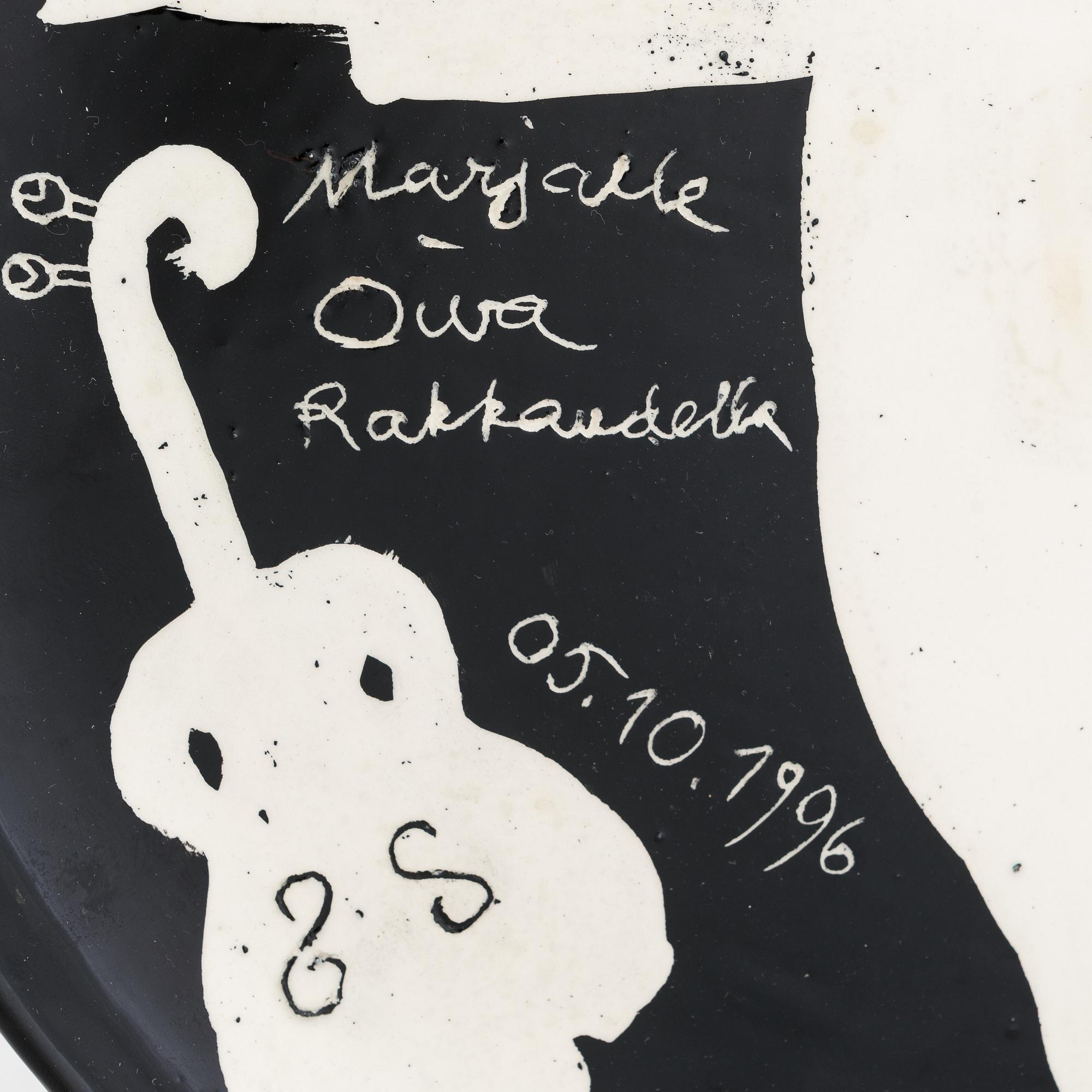Oiva Toikka, dekorationsfat, keramik, signerad Los Angeles Marjalle Oiva Rakkaudella 05.10. 1996.