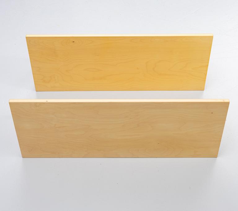 Alvar Aalto, vägghyllor, ett par, modell 112B, Artek, Finland, sent 1900-tal.