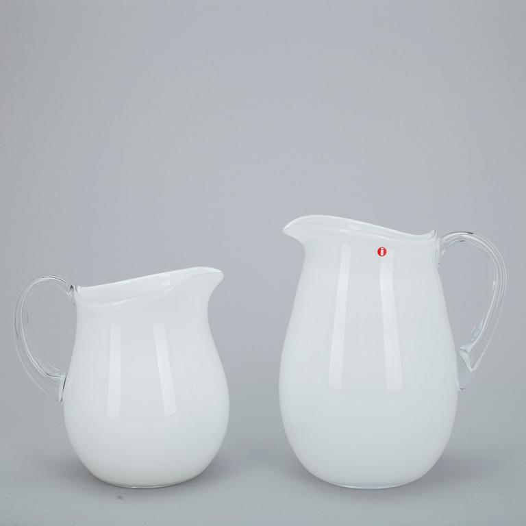 KANNUJA 2 kpl, KULHOJA, 6 kpl, LASEJA 7+1 kpl, valkoista ja kirkasta lasia, Maire Gullichsen Iittala 1900-l loppupuoli.