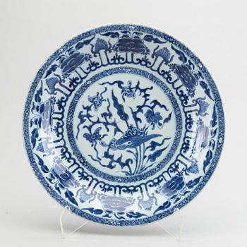 A Chinese Kangxi blue and white porcelain plate.