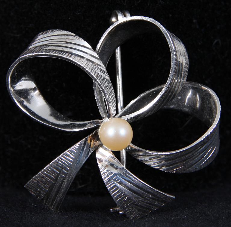 BROSCHER, 2 st samt HÄNGE, silver, bl a Wedgwood, 1900-tal.