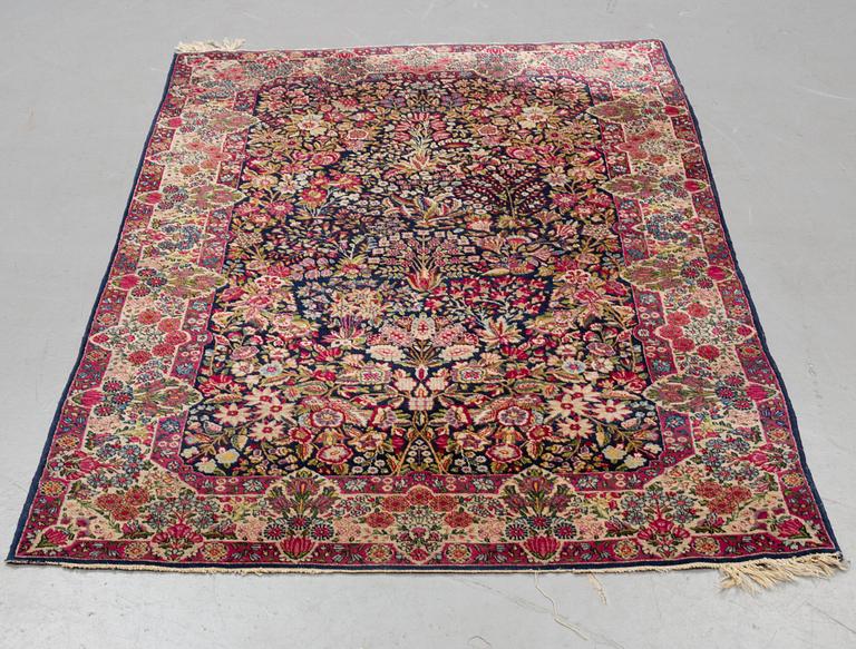 A rug, semi-antique Kerman, ca 218 x 140,5 cm.