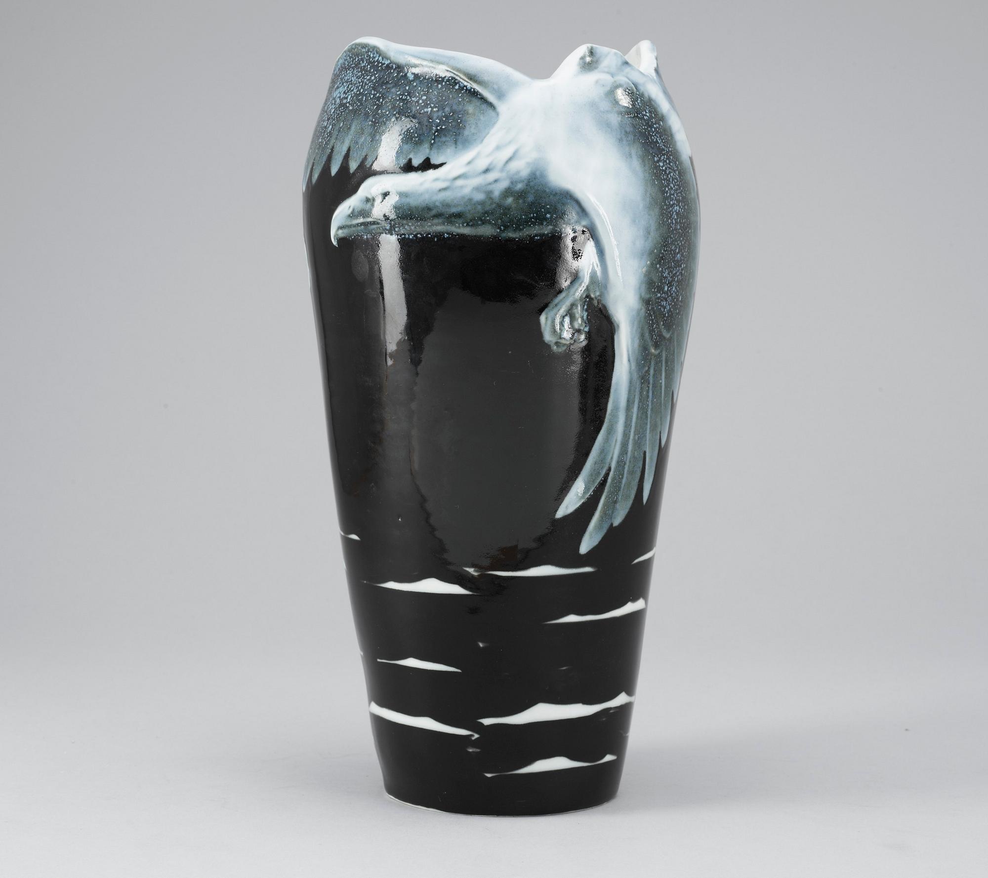 An Algot Eriksson porcelain vase, Lidköping 1918.