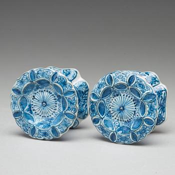 A pair of blue and white salts, Qing dynasty, Kangxi (1662-1722).