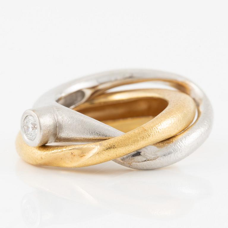 Ole Lynggaard ring "Fidelity" 18K gold and white gold with a round brilliant-cut diamond approximately 0.12 ct.