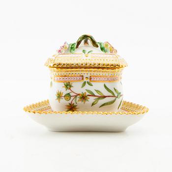 Crèmekopp med lock och fat, porslin, "Flora Danica", Royal Copenhagen, Danmark.