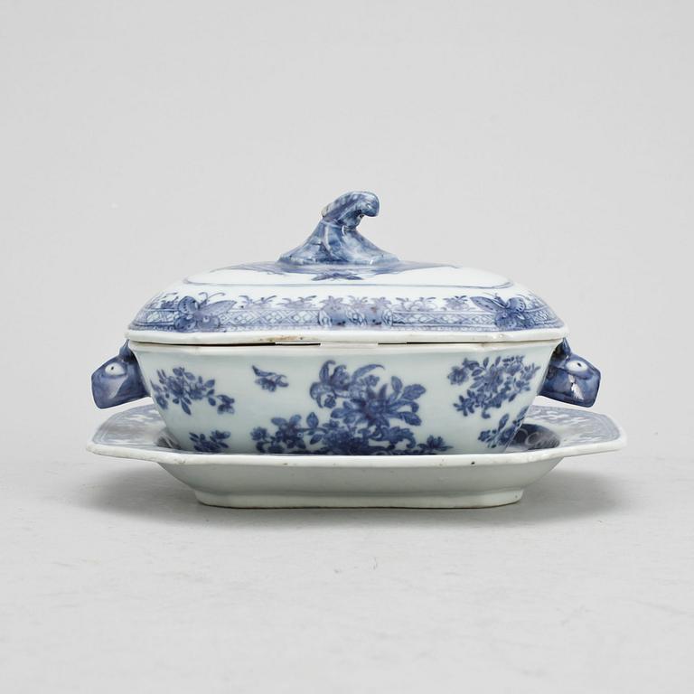 SMÖRTERRIN MED FAT, porslin, Kina, 1700-tal.