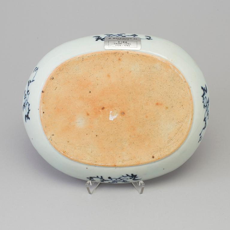 A blue and white export porcelain serving dish, Qing dynasty, Qianlong (1736-95).