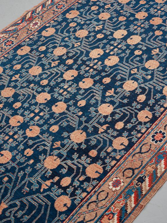 Matto, a semi-antique Khotan, Xinjiang, China, ca 287-290,5 x 154-156 cm.