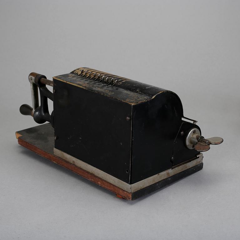 RÄKNEMASKINER, 3 st, tidigt 1900-tal.