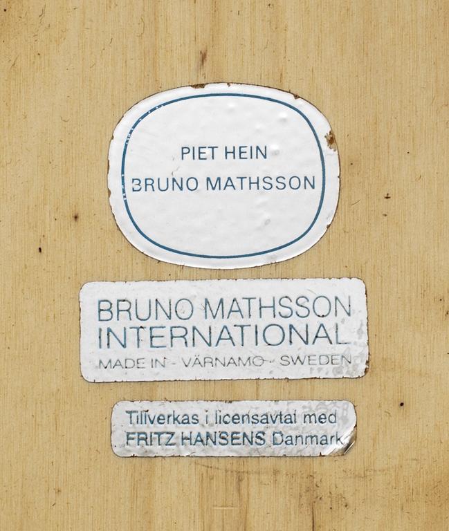 BORD. "Superelips" design Bruno Mathsson och Piet Hein för Bruno Mathsson International.