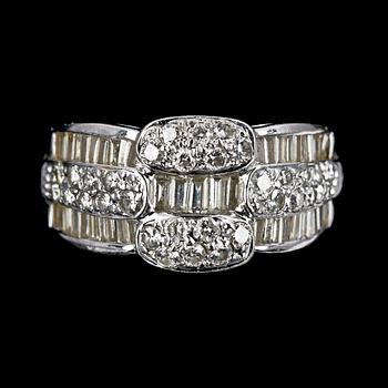 RING, 18k vitguld med diamanter, tot ca 1.50 ct.