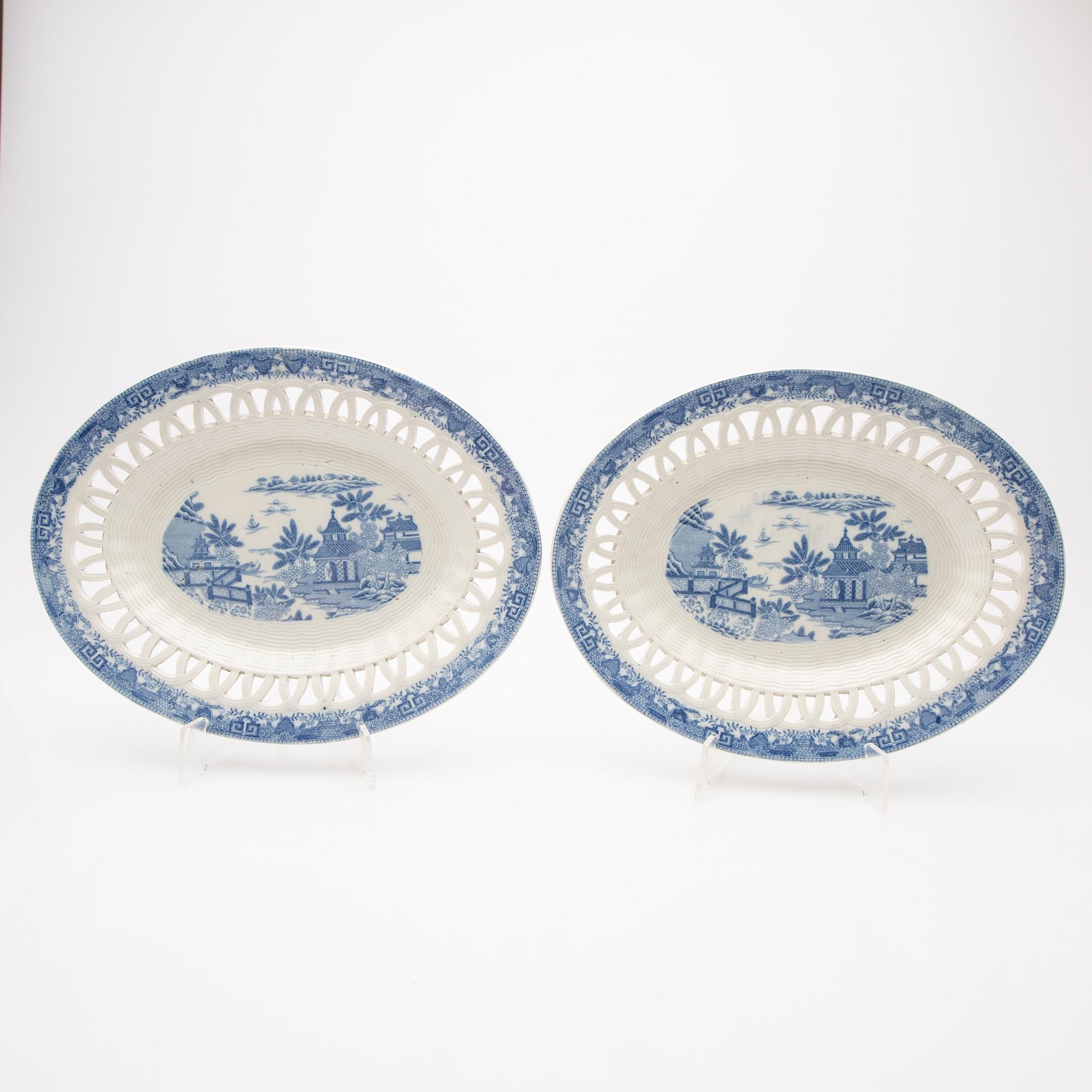 Gallerskålar med underfat, ett par, flintgods, England, 1800-tal.