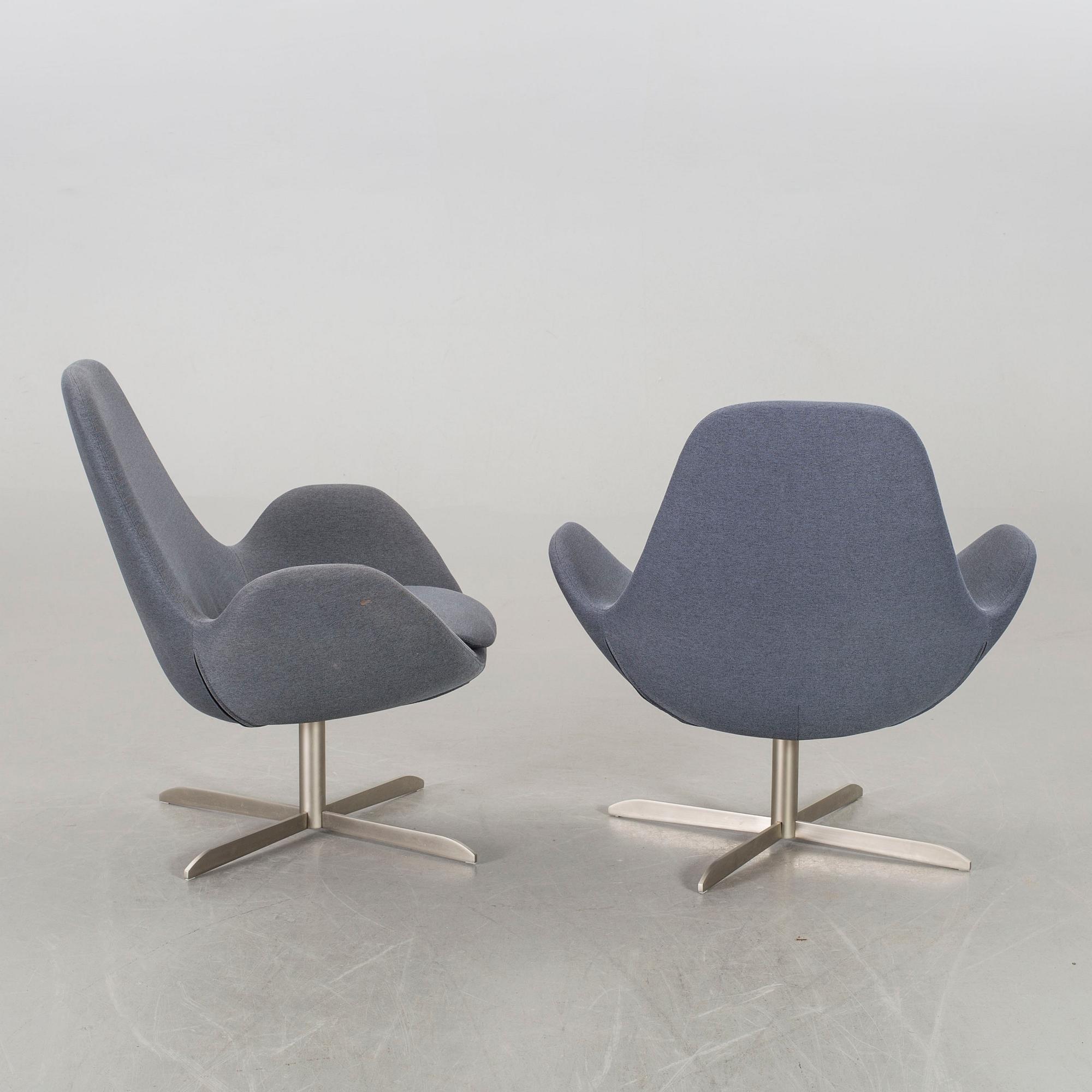 A pair of Electa svivel chairs for Calligaris 21st century.