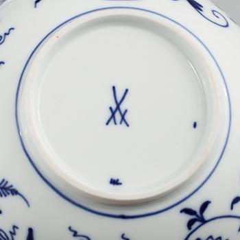 SERVISDELAR, 11 st, porslin, "Lökmönstret", Meissen, 1900-talets andra hälft.