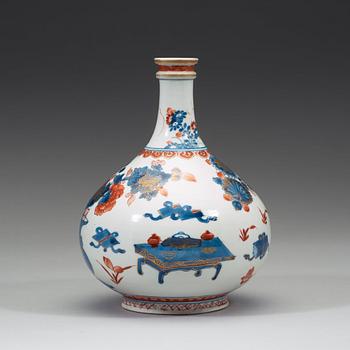 An imari porcelain apothecary bottle, Qing dynasty, Kangxi (1662-1722).