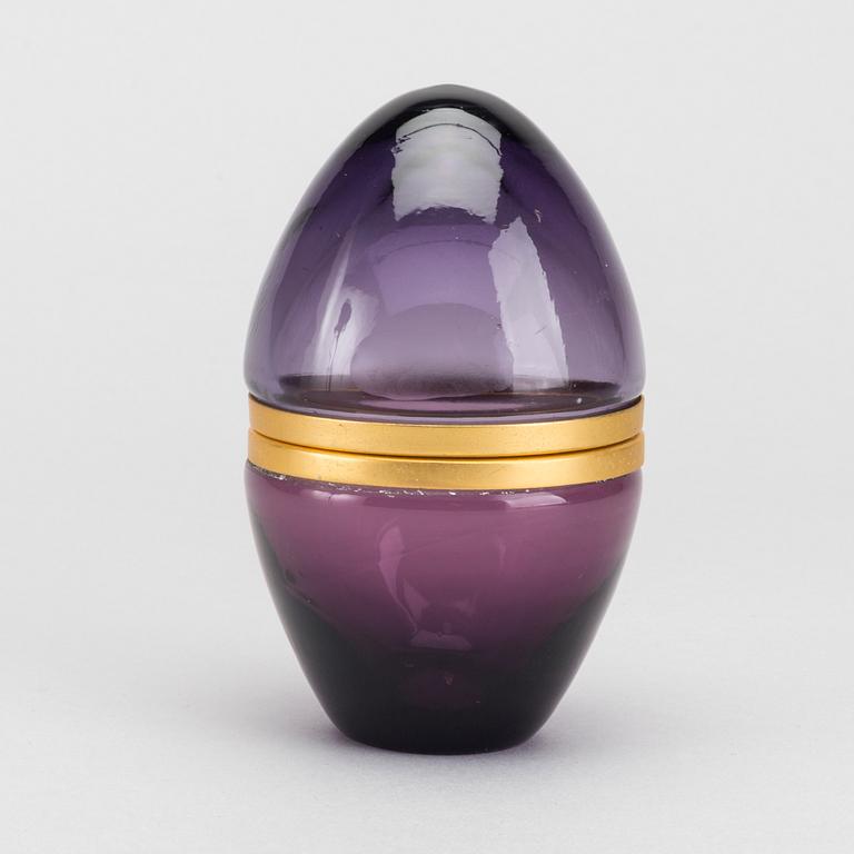A FRENCH EGGSHAPED OPALINE GLASS BOX, 1920-30's.