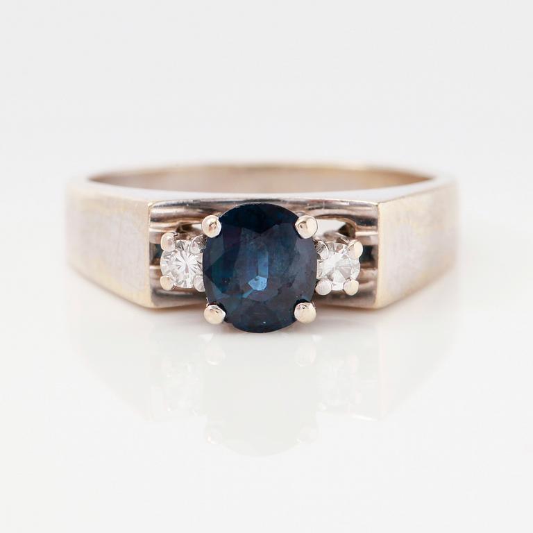RING, 18K vitguld, diamanter och safir ca 0.80 ct.