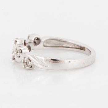 ALLIANSRING, vitguld med små briljanter i en blomsterslinga, ca 0.20 ct.