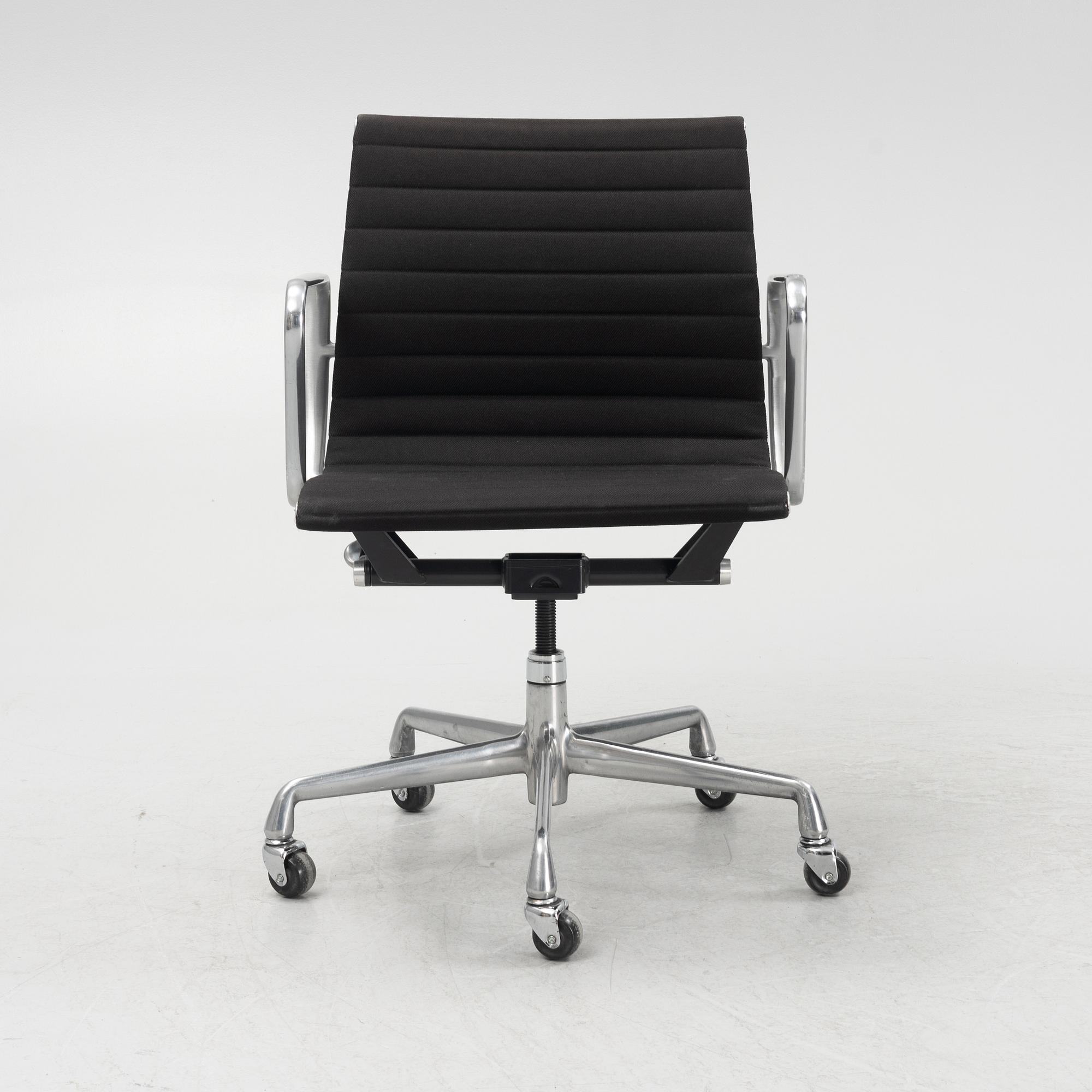 Charles & Ray Eames, skrivbordsstol, "EA 335", Norman Miller 1997.