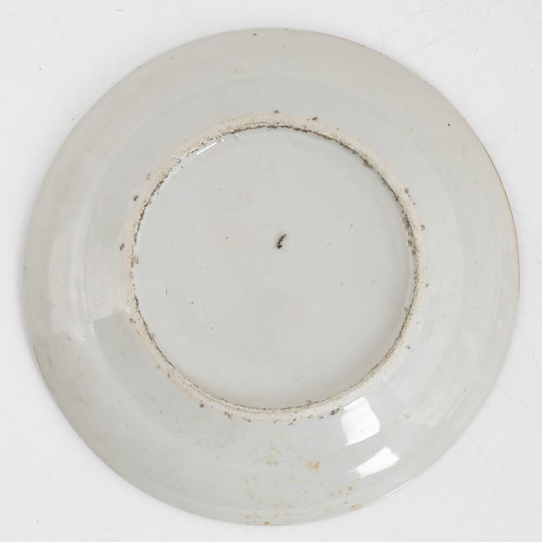 Koppar, fem stycken, samt fat, fyra stycken, porslin, Kina, Kanton, 1800-tal.