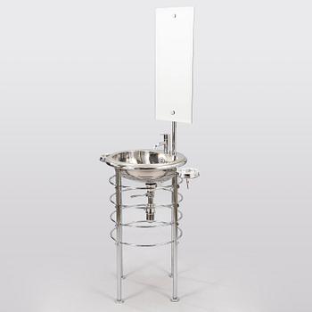 LOLA HERZBURG, A free standing wash unit provided with soapholders and mirror from the 21th century. Rapsel. Italy.