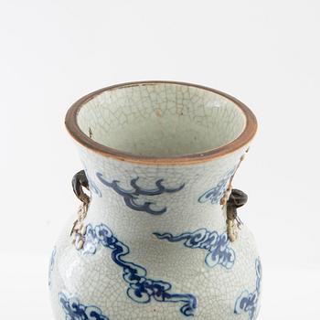 Vase, porcelain. Qing dynasty, circa 1900.