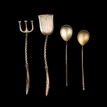 SERVERINGSBESTICK, 2 st och SKEDAR, 2 st, silver, Ryssland, ca 1900. Vikt 76 g.