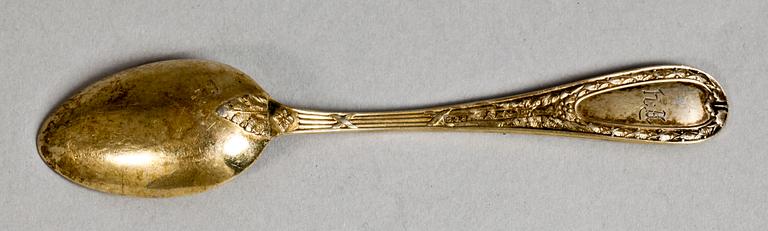 KAFFE- och MOCCASKEDAR, 12+12, förgyllt silver, bl.a. C.G.Hallberg, 1919. Ca 255 g.