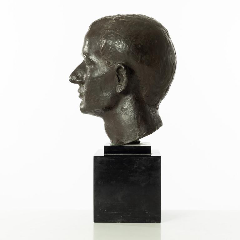 Gudmar Olovson, sculpture. Signed. Numbered. Foundry mark. Bronze, total height 44.5 cm, length 24 cm.