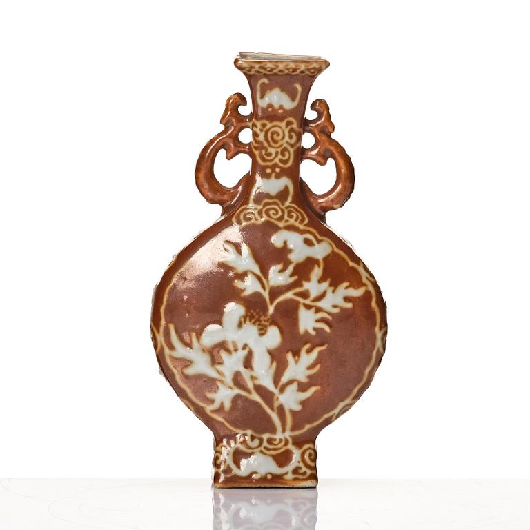 A Chinese slip decorated vase, Qing dynasty, 19th century.