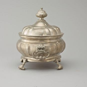 A Rococo pewter tureen with cover by L. Lundwall, master in Jönköping 1761.